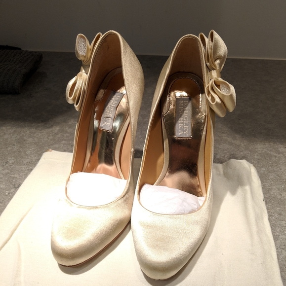 Badgley Mischka Calton Pumps - Picture 1 of 6